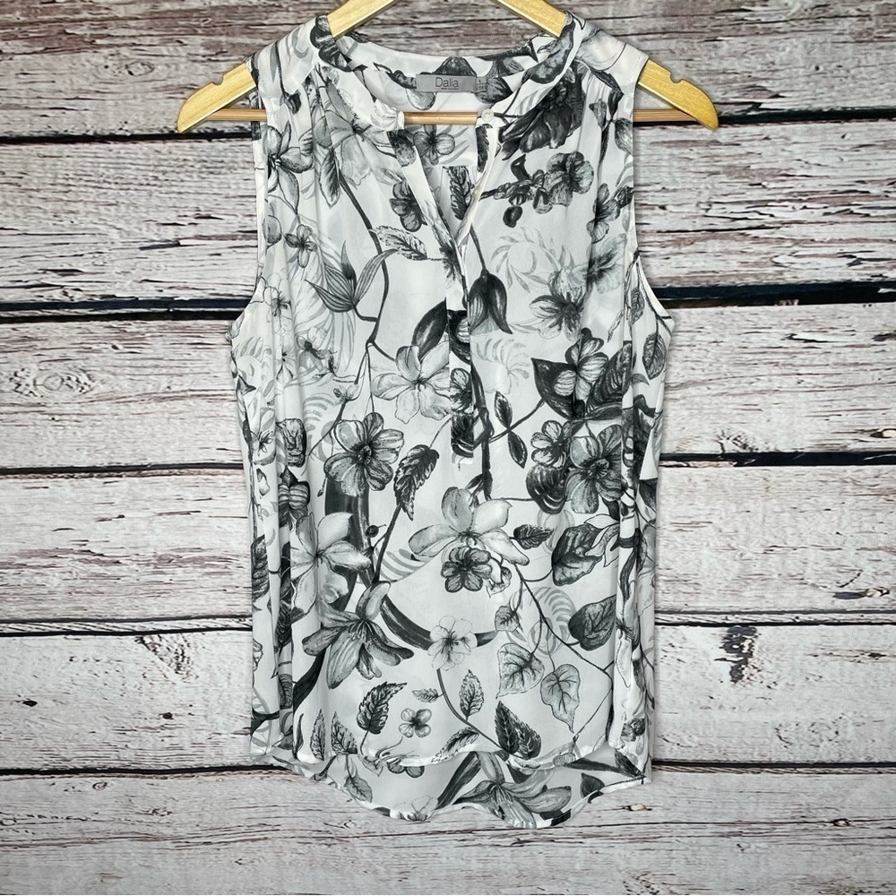 Dalia Size Small Semi Sheer Sleeveless Blouse Gray White Floral V-Neck Pullover